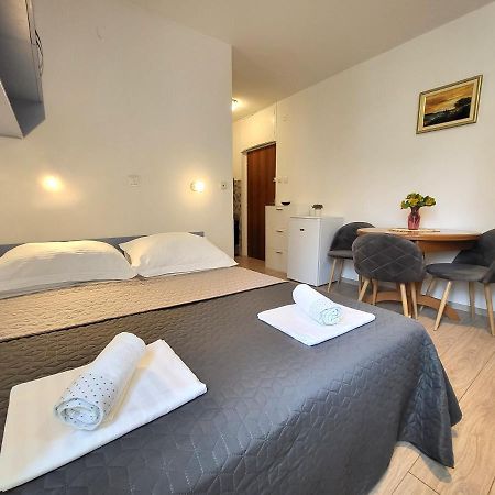 Mali apartman u centru Makarska Exterior foto