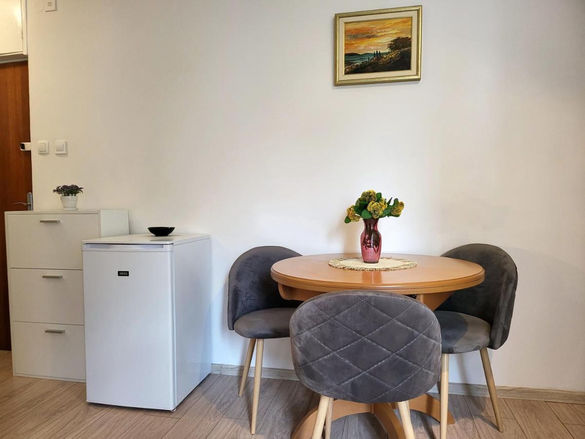 Mali apartman u centru Makarska Exterior foto