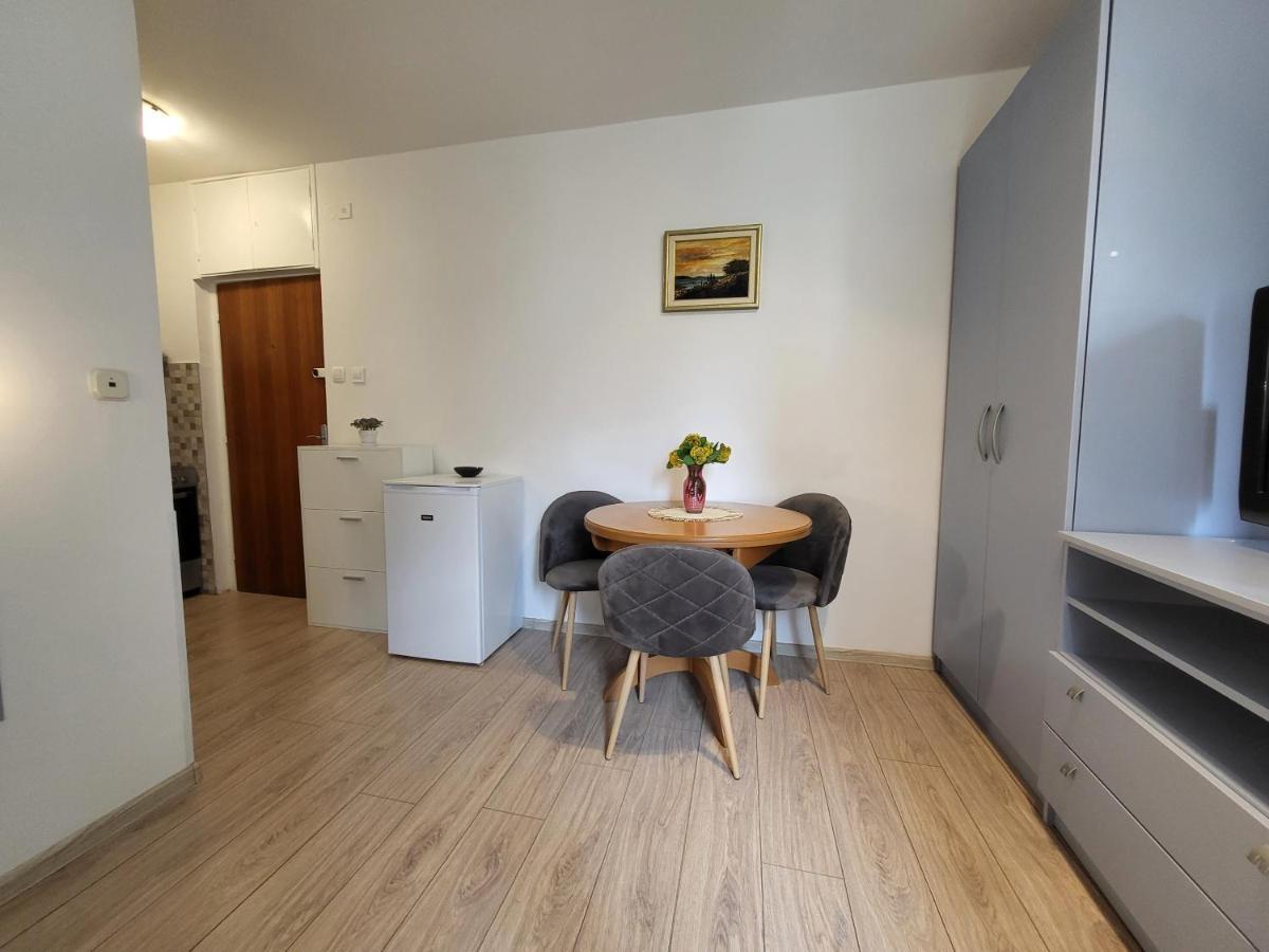 Mali apartman u centru Makarska Exterior foto